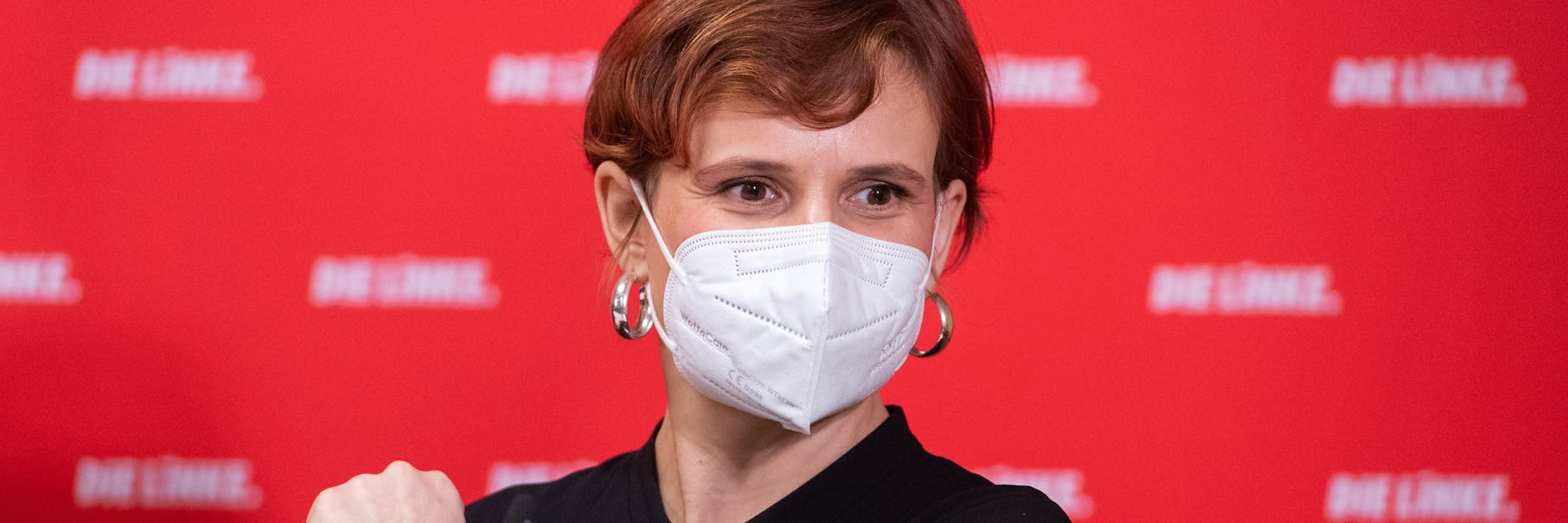 Die Vorsitzende der Linken, Katja Kipping, mit Mund-Nasen-Schutz bei einer Pressekonferenz.