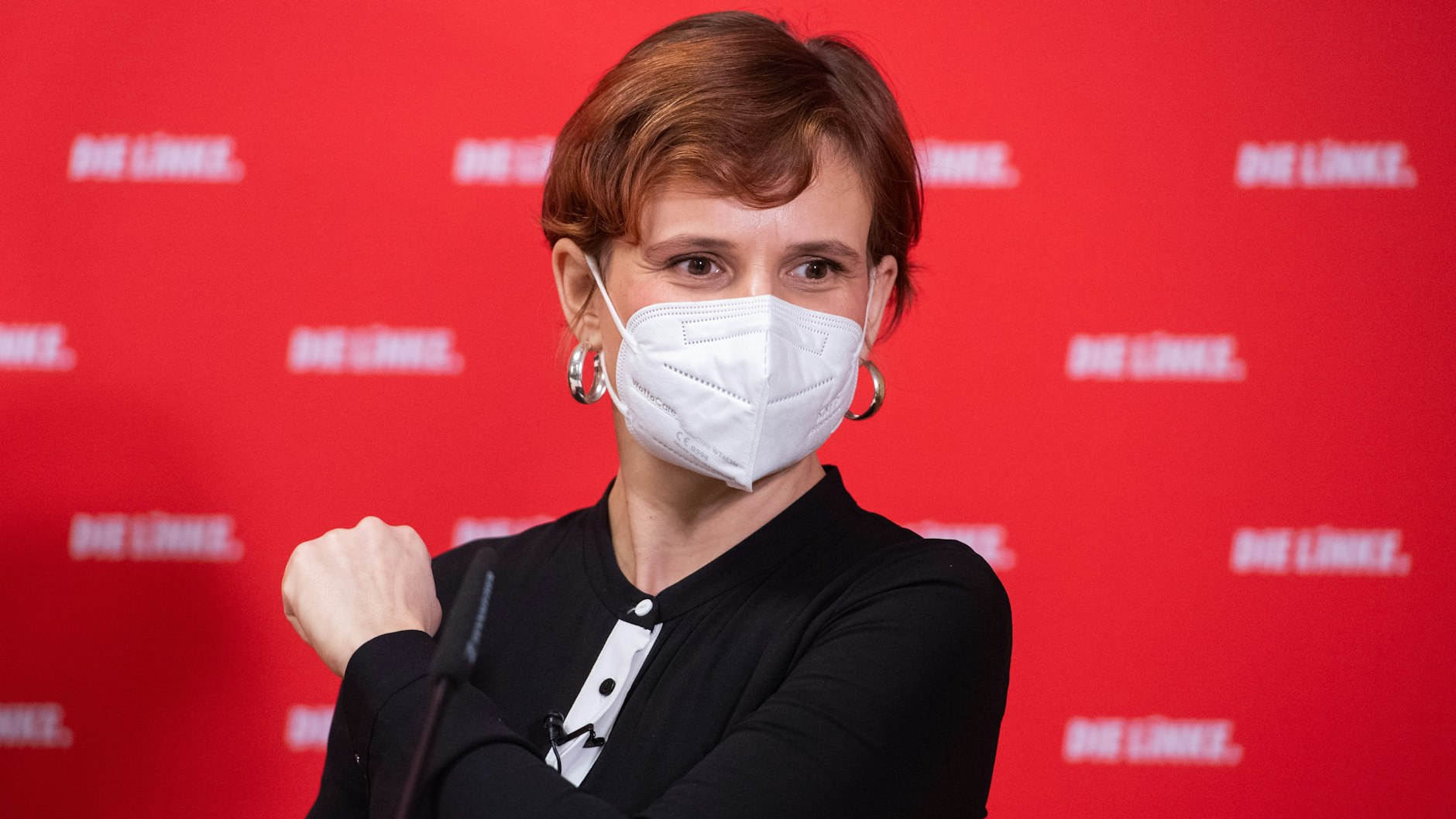 Die Vorsitzende der Linken, Katja Kipping, mit Mund-Nasen-Schutz bei einer Pressekonferenz. 