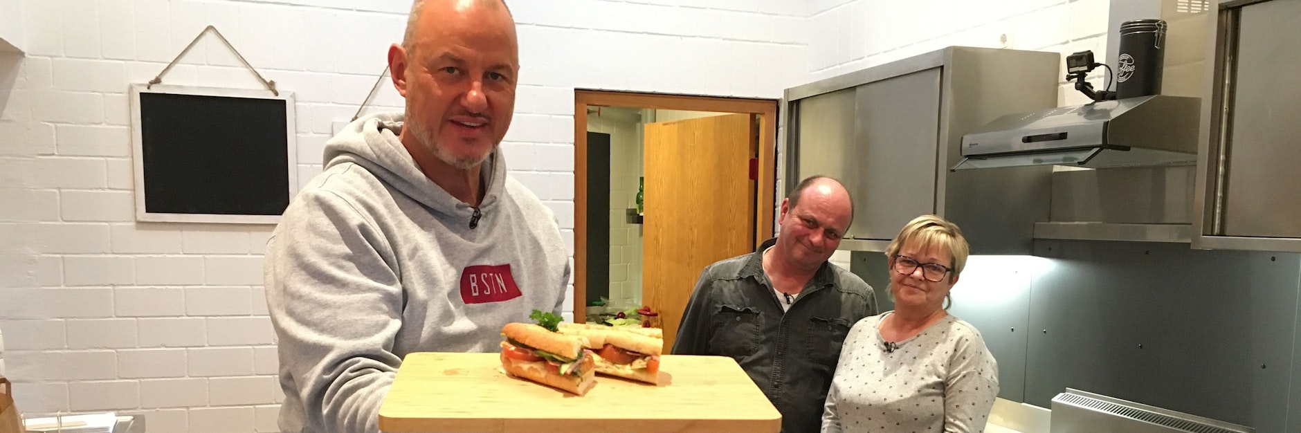 Frank Rosin mit Thomas und Gaby vom „Geestland-Treff“ in Kropp.