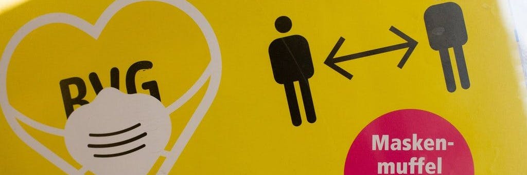 Eigentlich ist alles klar: Wer ohne Mund-Nasen-Bedeckung den Nahverkehr nutzt, riskiert in der BVG eine Vertragsstrafe in Höhe von 50 Euro.
