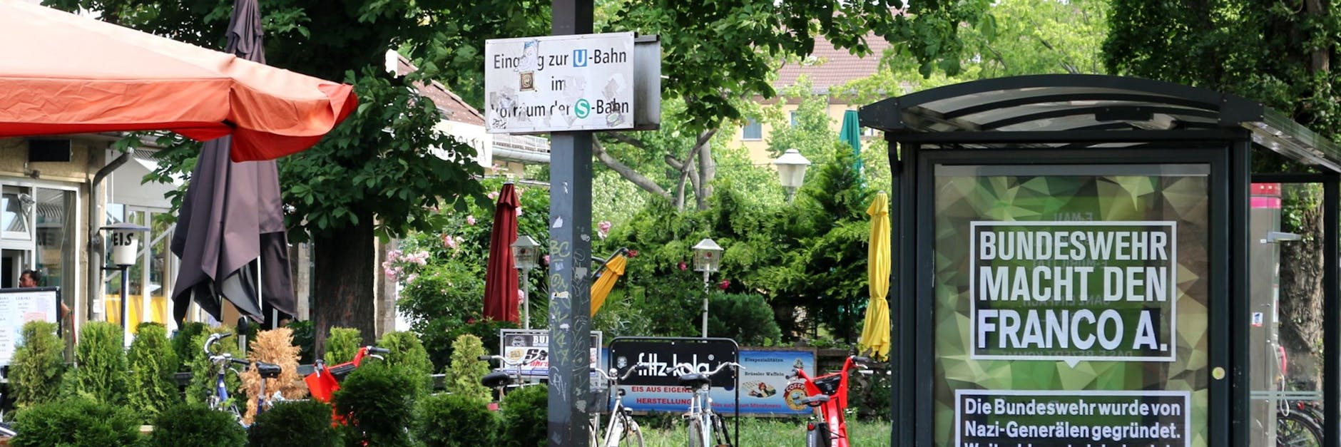 Immer wieder verändern linke Akteure die Werbeplakate der Bundeswehr. Das findet die Polizei gar nicht lustig.
