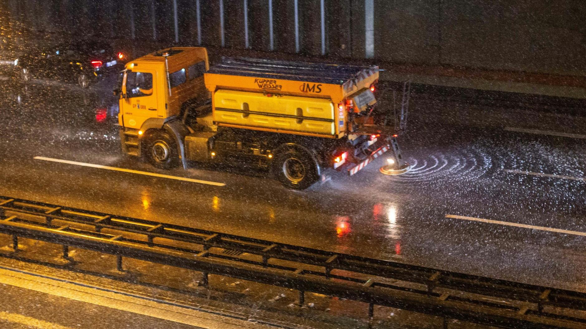 Der DWD warnt vor glatten Straßen. 