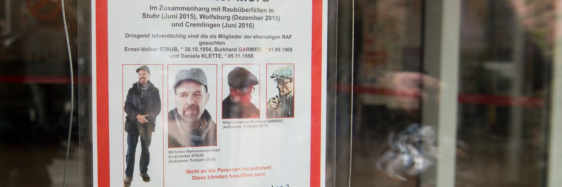 Ein Fahndungsplakat des LKA Niedersachsen mit der Fahndung nach zwei ehemaligen Mitgliedern der Rote-Armee-Fraktion (RAF), Burkhard Garweg (r.) und Ernst-Volker Staub.