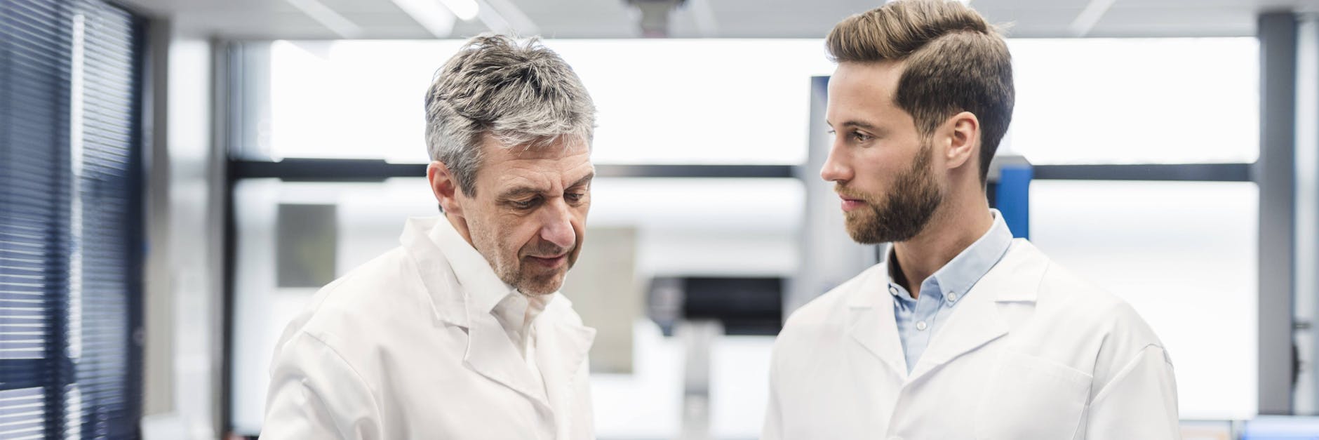 Forscher in einem Gespräch (Symbolfoto).