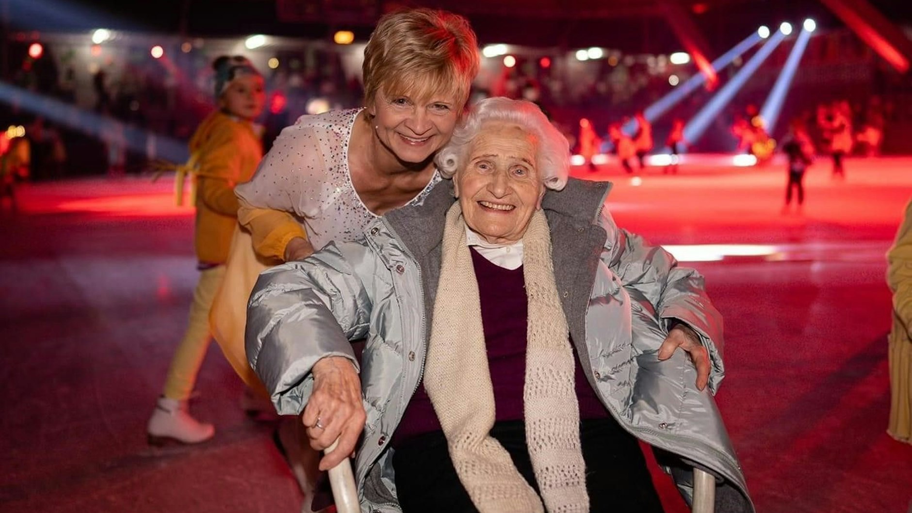 2018 bei einer Weihnachtsfeier: Christine Errath und Hilde Lehmann haben viel Spaß auf dem Eis.