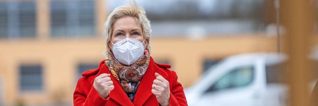 Manuela Schwesig (SPD) zum Impfstart vor einem Seniorenheim in Schwerin.