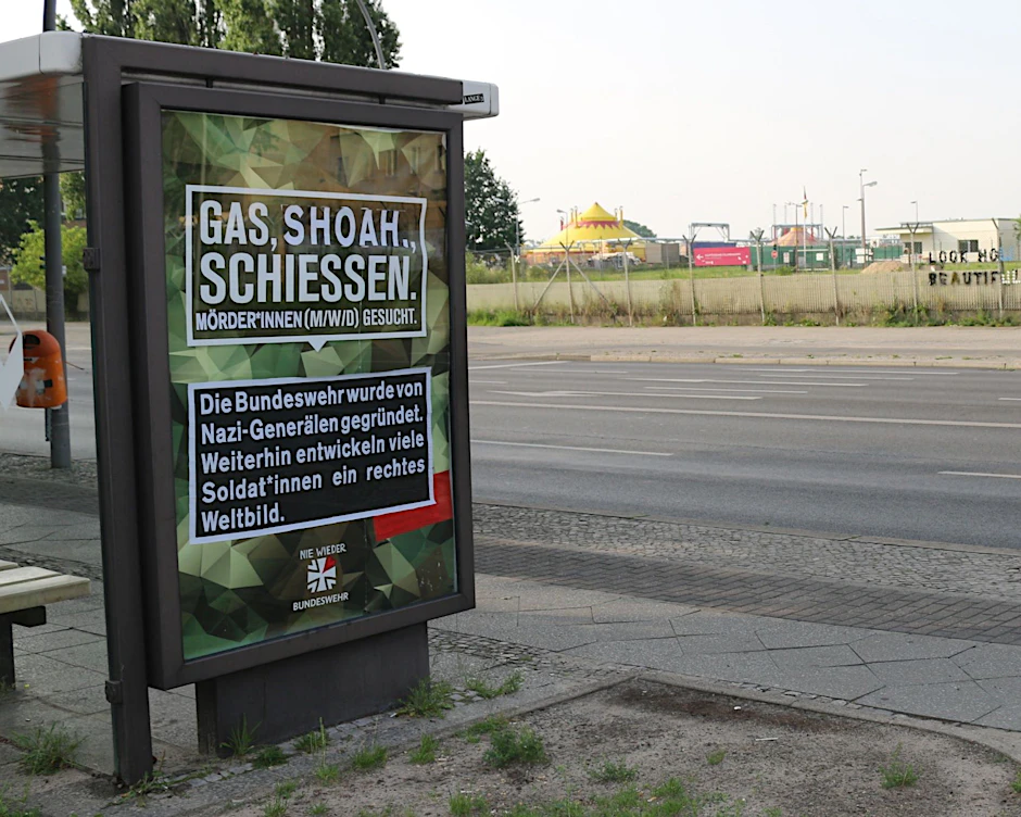 Linke Gruppen ändern immer wieder Werbeplakate der Bundeswehr. Die Polizei findet das überhaupt nicht witzig.