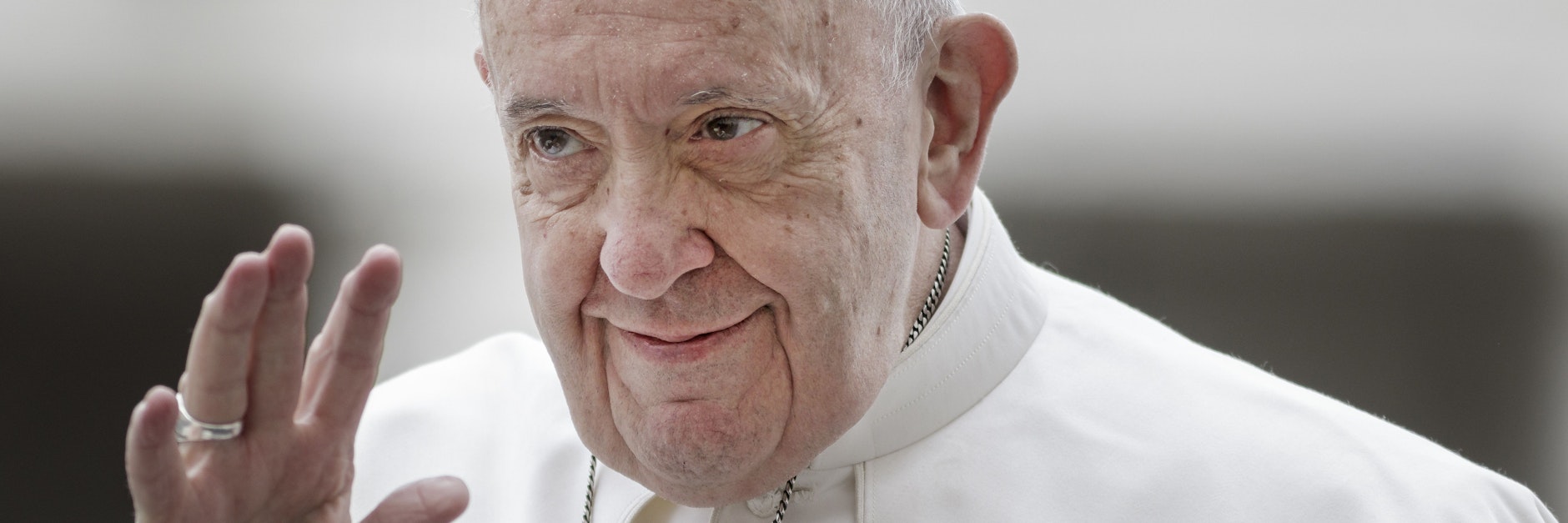 Papst Franziskus (84) hat seine erste Impfung gegen Covid-19 erhalten. 