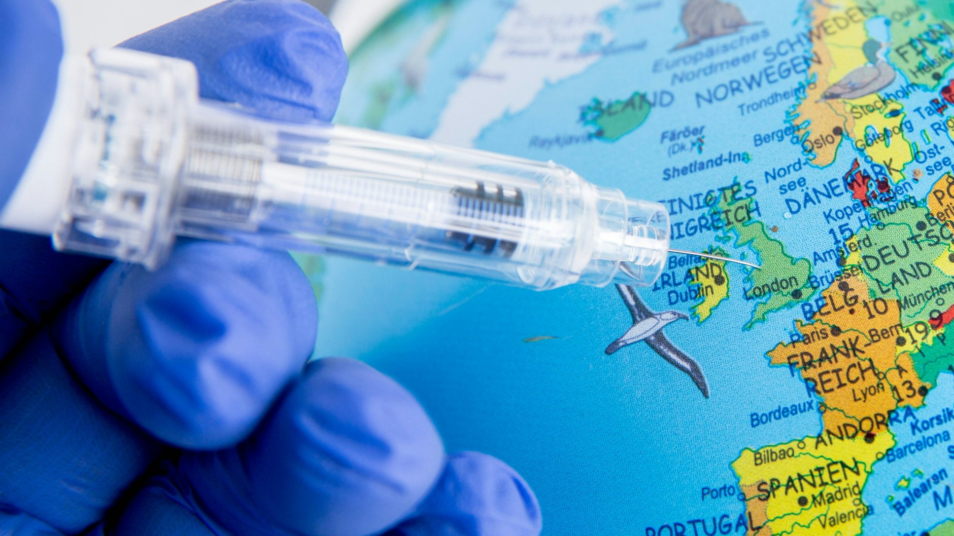 Mit Massenimpfungen gehen die Länder gegen die Pandemie vor. Doch was wird langfristig aus dem Erreger?