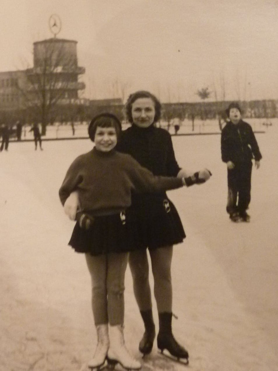 Auf einer Eisfläche nahe der Avus: Hilde Lehmann als junge Frau mit ihrer Tochter Sabine beim Schlittschuhlaufen.