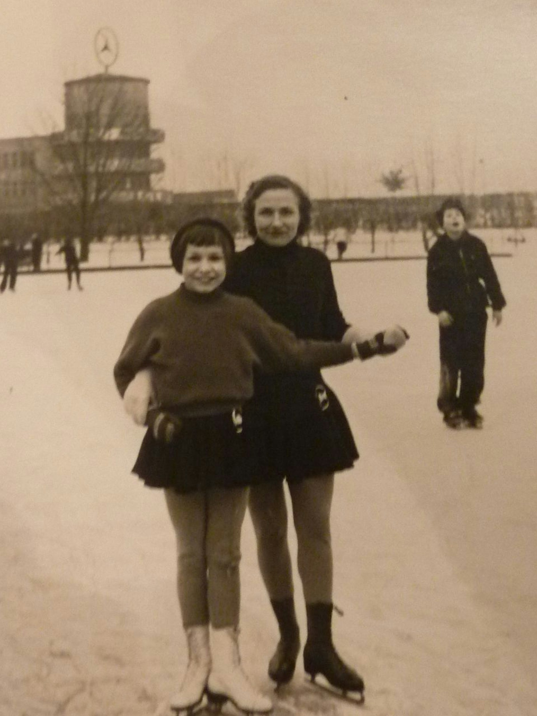 Auf einer Eisfläche nahe der Avus: Hilde Lehmann als junge Frau mit ihrer Tochter Sabine beim Schlittschuhlaufen.