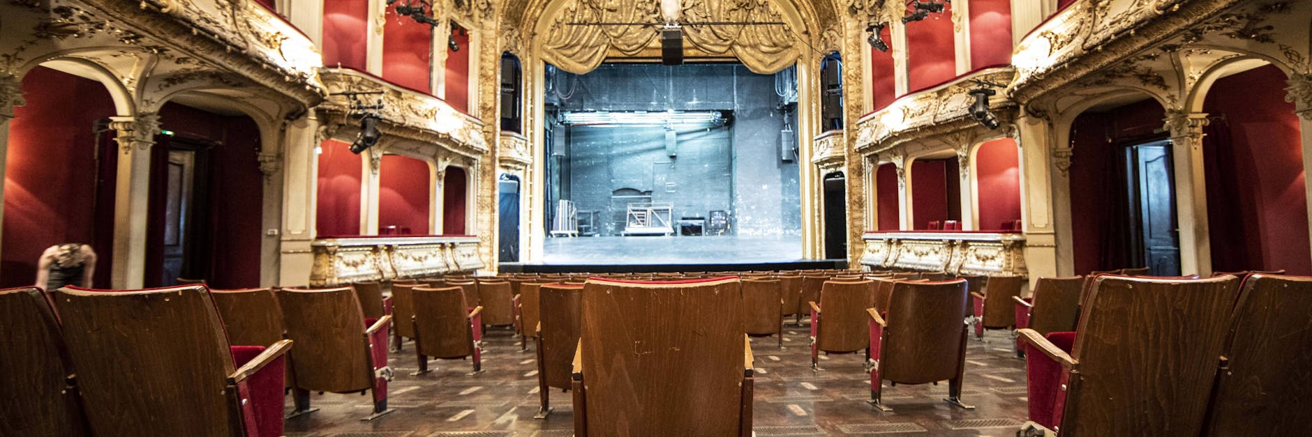 Zwischenzeitlich hatte das Berliner Ensemble Stühle ausgebaut, um für Platz zu schaffen. Wegen Corona bleiben die Häuser wegen Corona zu. 