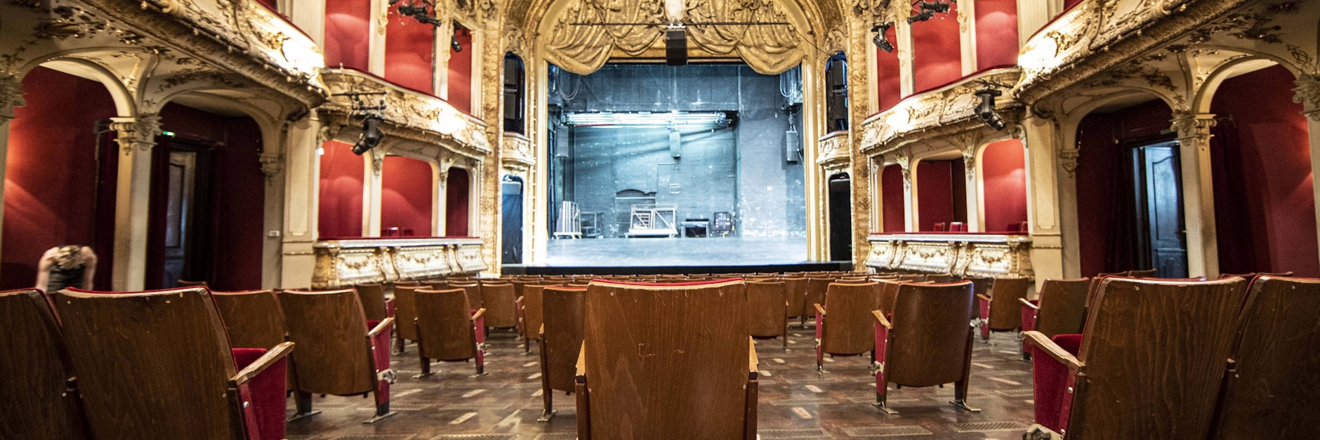 Zwischenzeitlich hatte das Berliner Ensemble Stühle ausgebaut, um für Platz zu schaffen. Wegen Corona bleiben die Häuser wegen Corona zu.&nbsp;