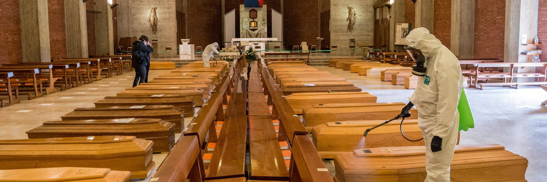 Reihen voller Särge werden desinfiziert - Tausende starben beim verheerenden Ausbruch des Coronavirus im März 2020.