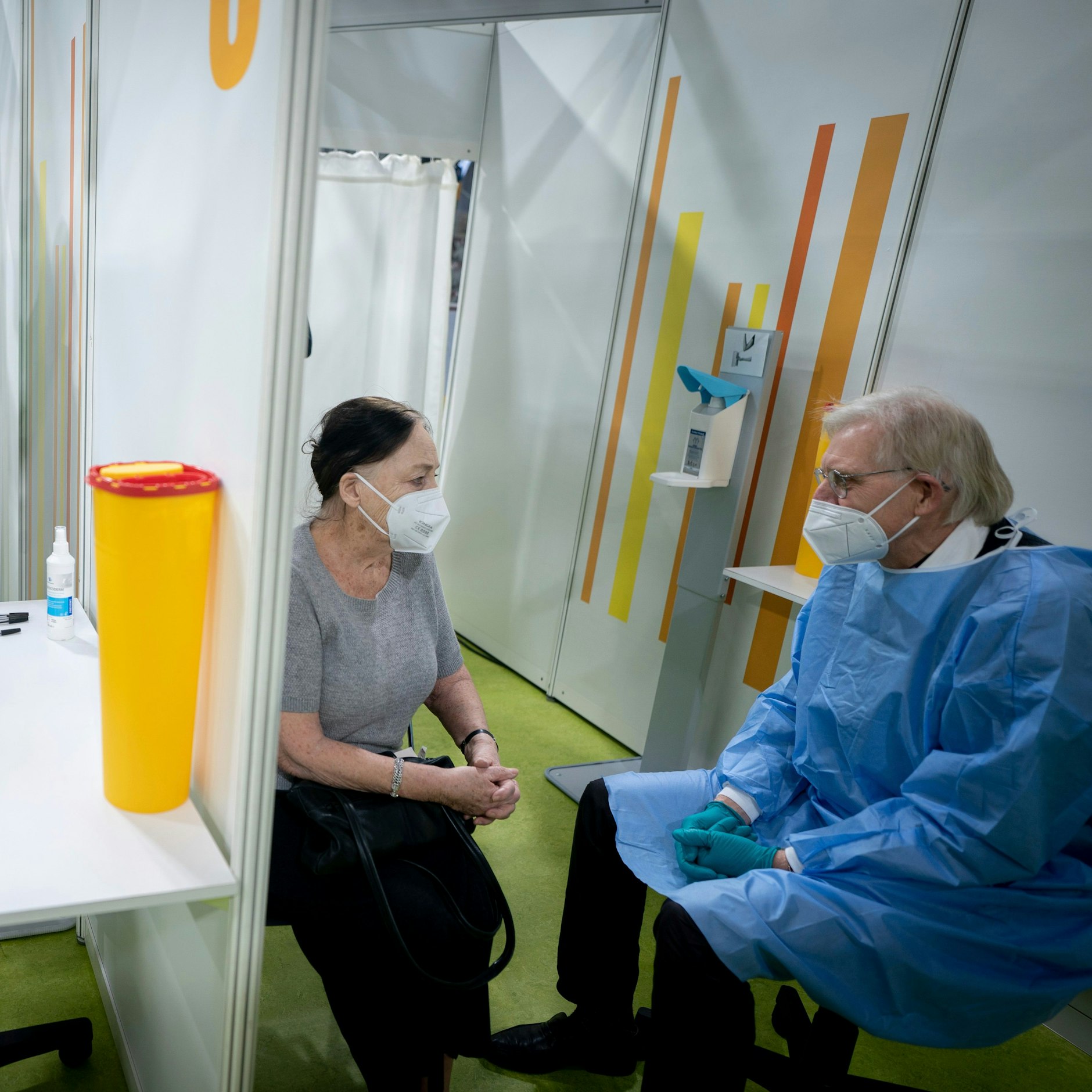 Anneliese Spies bekommt die lang ersehnte Impfung von Dr. Christopher Rommel im Erika-Heß-Stadion.