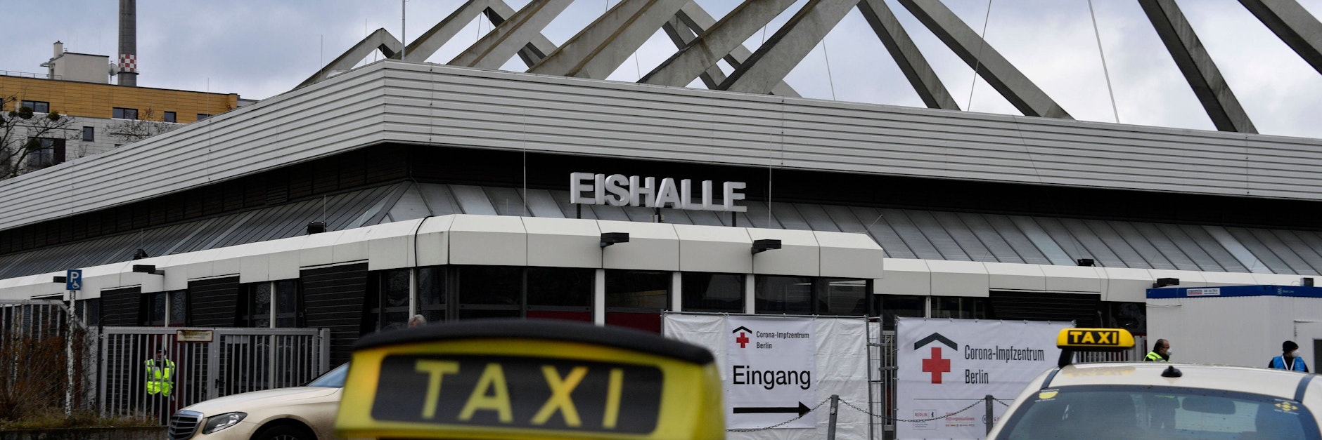 Am Donnerstag&nbsp; wurde mit dem Erika-Heß-Eisstadion das zweite Corona-Impfzentrum Berlins in Betrieb genommen. Vorerst sollen aufgrund der begrenzten Menge des zur Verfügung stehenden Impfstoffes rund 120 Impfungen pro Tag durchgeführt werden.&nbsp;