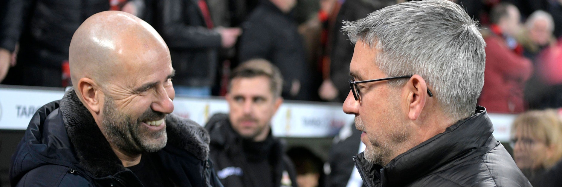 Leverkusens Trainer Peter Bosz im Gespräch mit Unions Chefcoach Urs Fischer. Mal schauen, wer heute Abend mit besserer Laune nach der Partie nach Hause fährt.&nbsp;