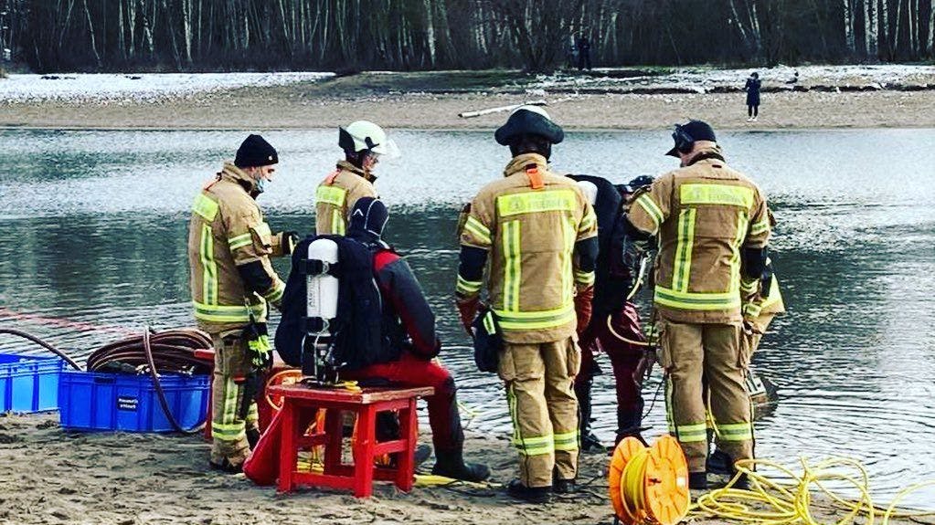 Die Einsatzkräfte der Feuerwehr am Seeufer.