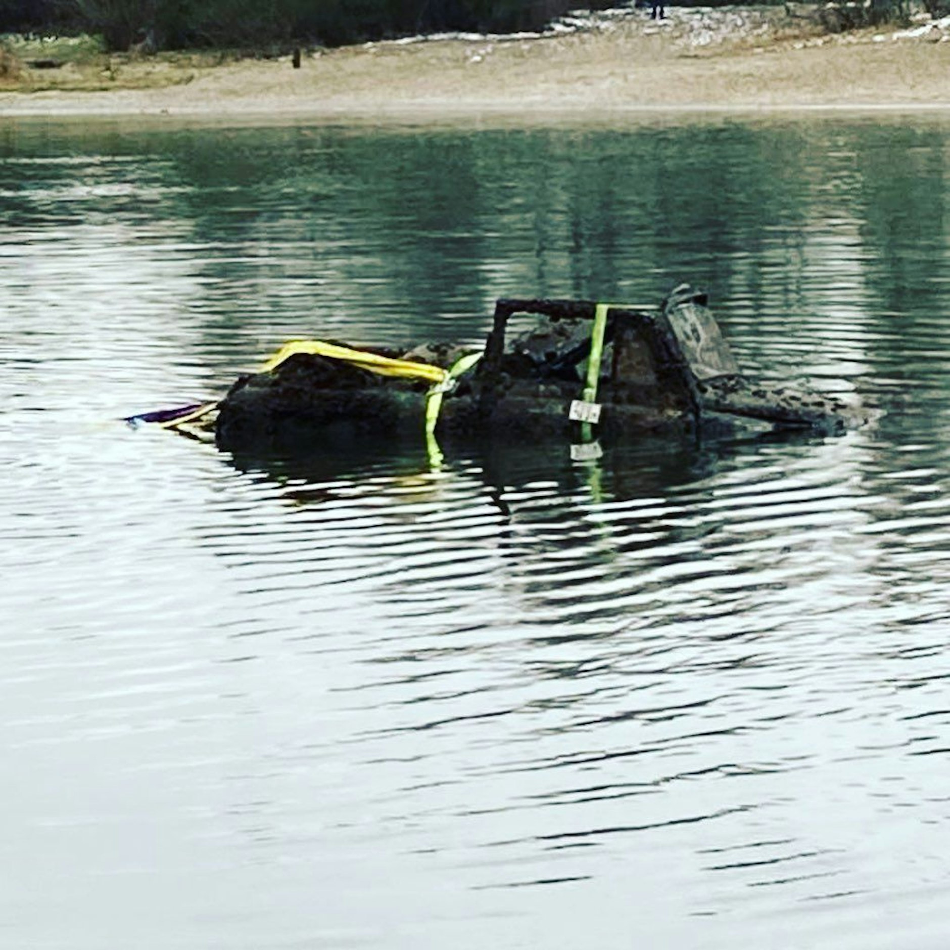 Mit Luftkissen holten die Einsatzkräfte das Wrack an die Wasseroberfläche.