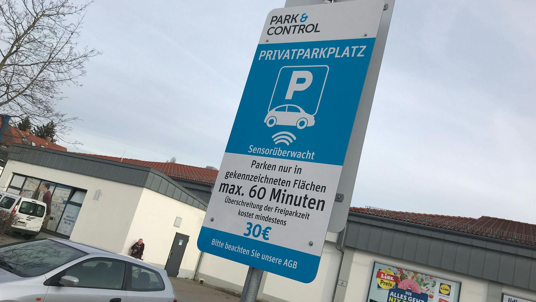 Höchstparkdauer 60 Minuten. Doch schon ab der ersten Minute kann es teuer werden, wenn man die Parkscheibe vergisst.