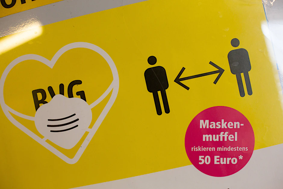 Eigentlich ist alles klar: Wer ohne Mund-Nasen-Bedeckung den Nahverkehr nutzt, riskiert in der BVG eine Vertragsstrafe in Höhe von 50 Euro.