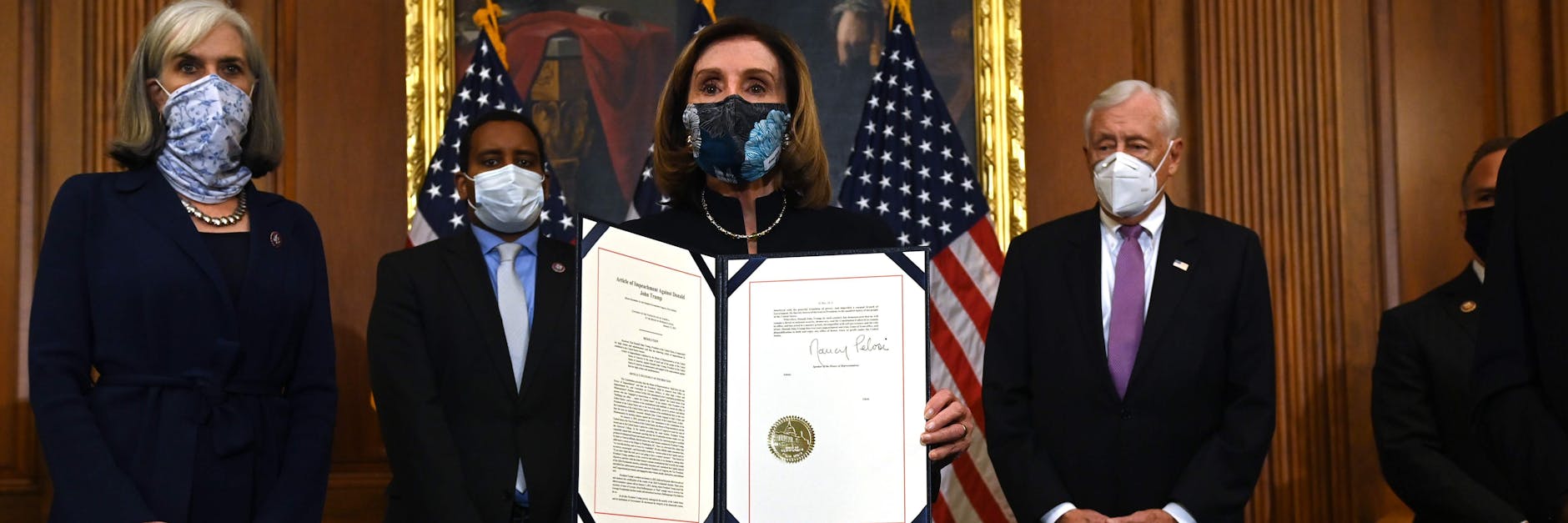 Nancy Pelosi präsentiert den Beschluss des Repräsentantenhauses.