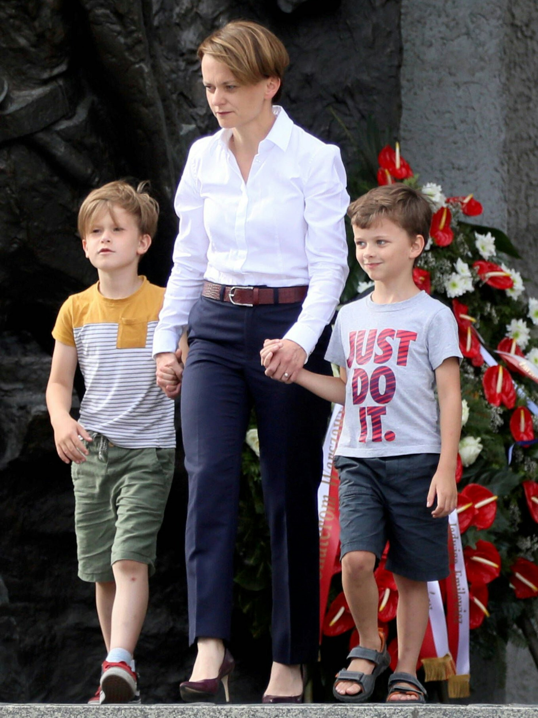 Jadwiga Emilewicz und zwei ihrer Söhne.