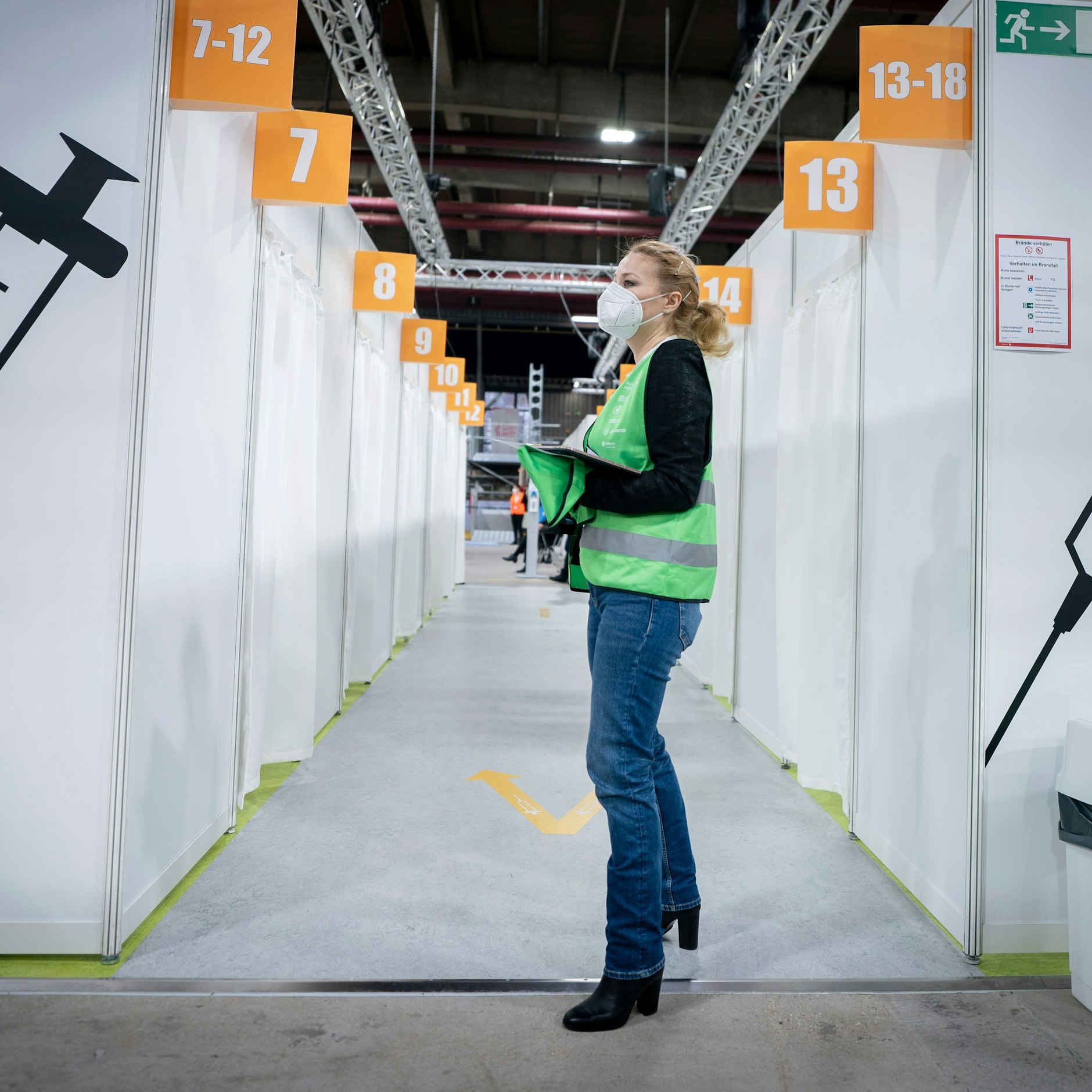 Eine Helferin steht inmitten der Impfkabinen im neuen Impfzentrum. DLRG und ASB betreiben das Zentrum.&nbsp;