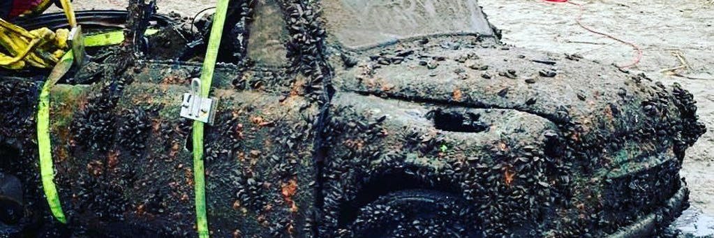 Einsatzkräfte der Feuerwehr bargen das Auto aus dem See.