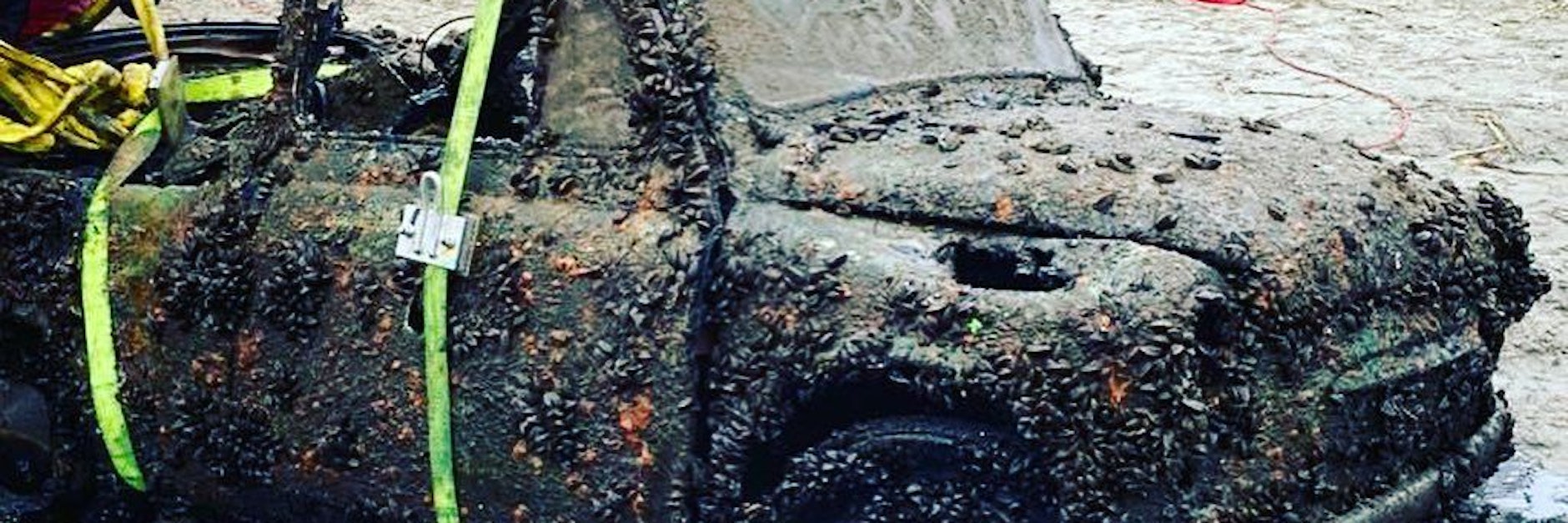 Einsatzkräfte der Feuerwehr bargen das Auto aus dem See.