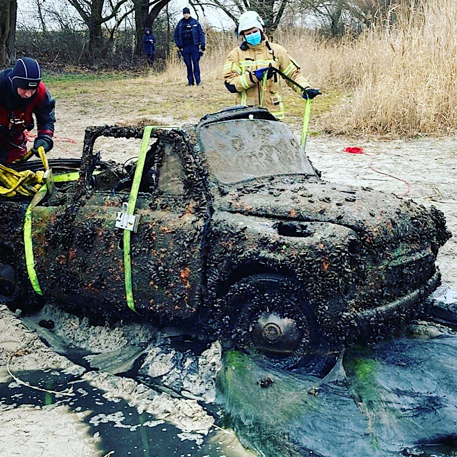 Einsatzkräfte der Feuerwehr bargen das Auto aus dem See.