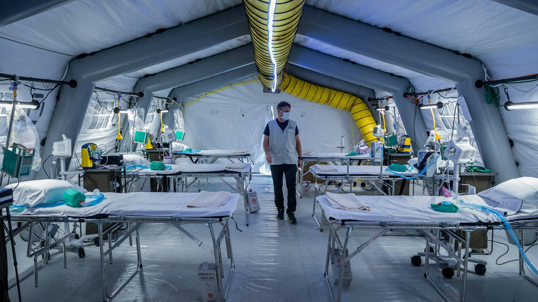 In Zelten wurden in Bergamo behelfsweise Krankenlager für Covid-19-Patienten geschaffen.