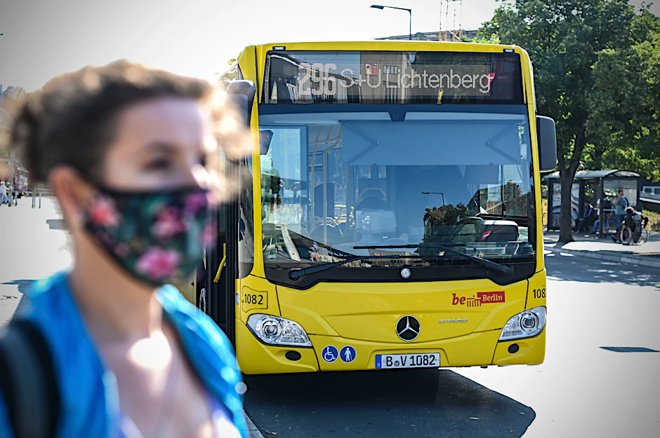 Ein 296er in Karlshorst. Diese Linie machte mit der 396 im Sommer den Anfang. Es waren die ersten BVG-Busse, deren Fahrerbereiche mit Schutzscheiben gegen Corona ausgestattet wurden.&nbsp;