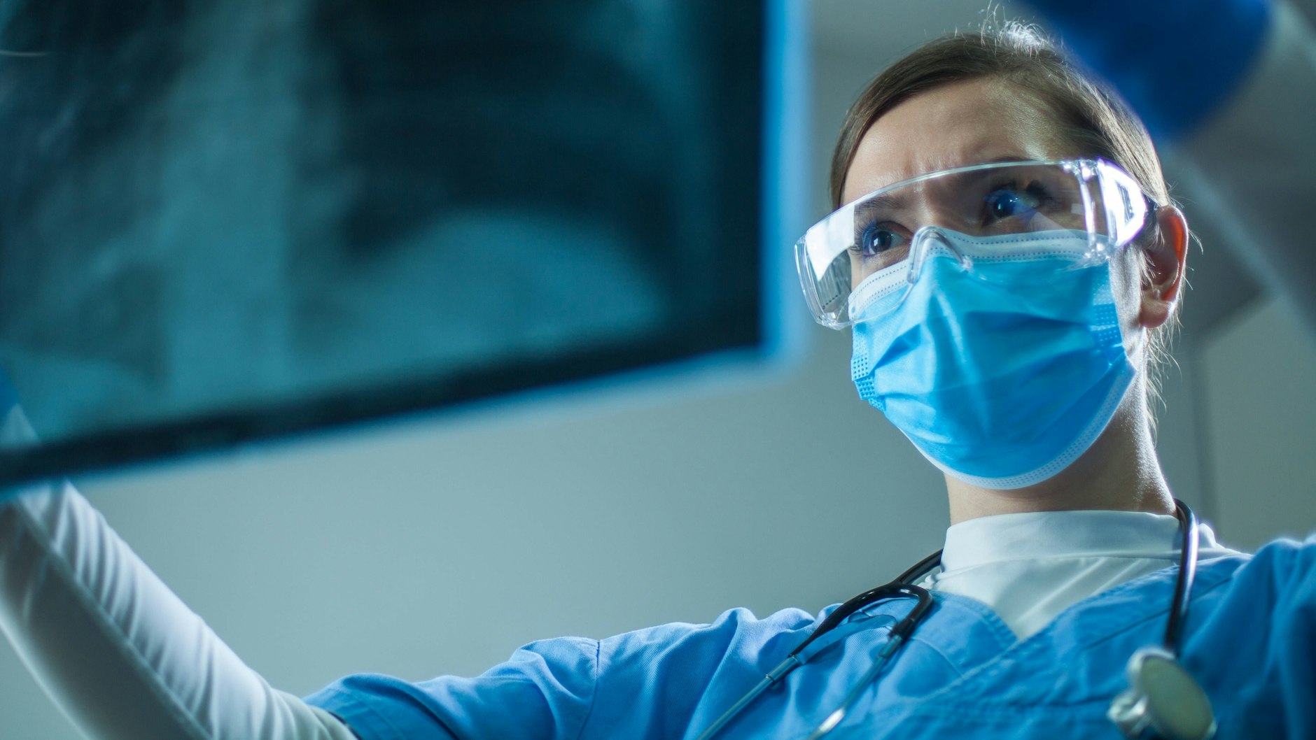 Eine Ärztin betrachtet das Röntgenbild einer Lunge (Symbolbild).