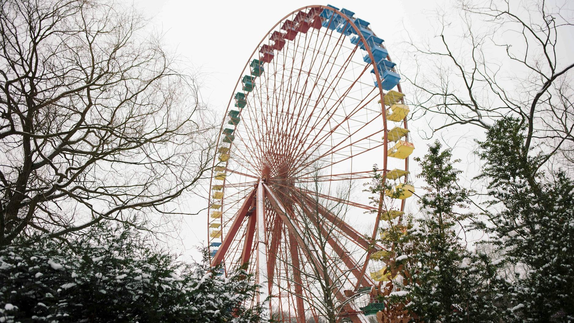 Die bunten Gondeln des Riesenrads sind weithin zu sehen.