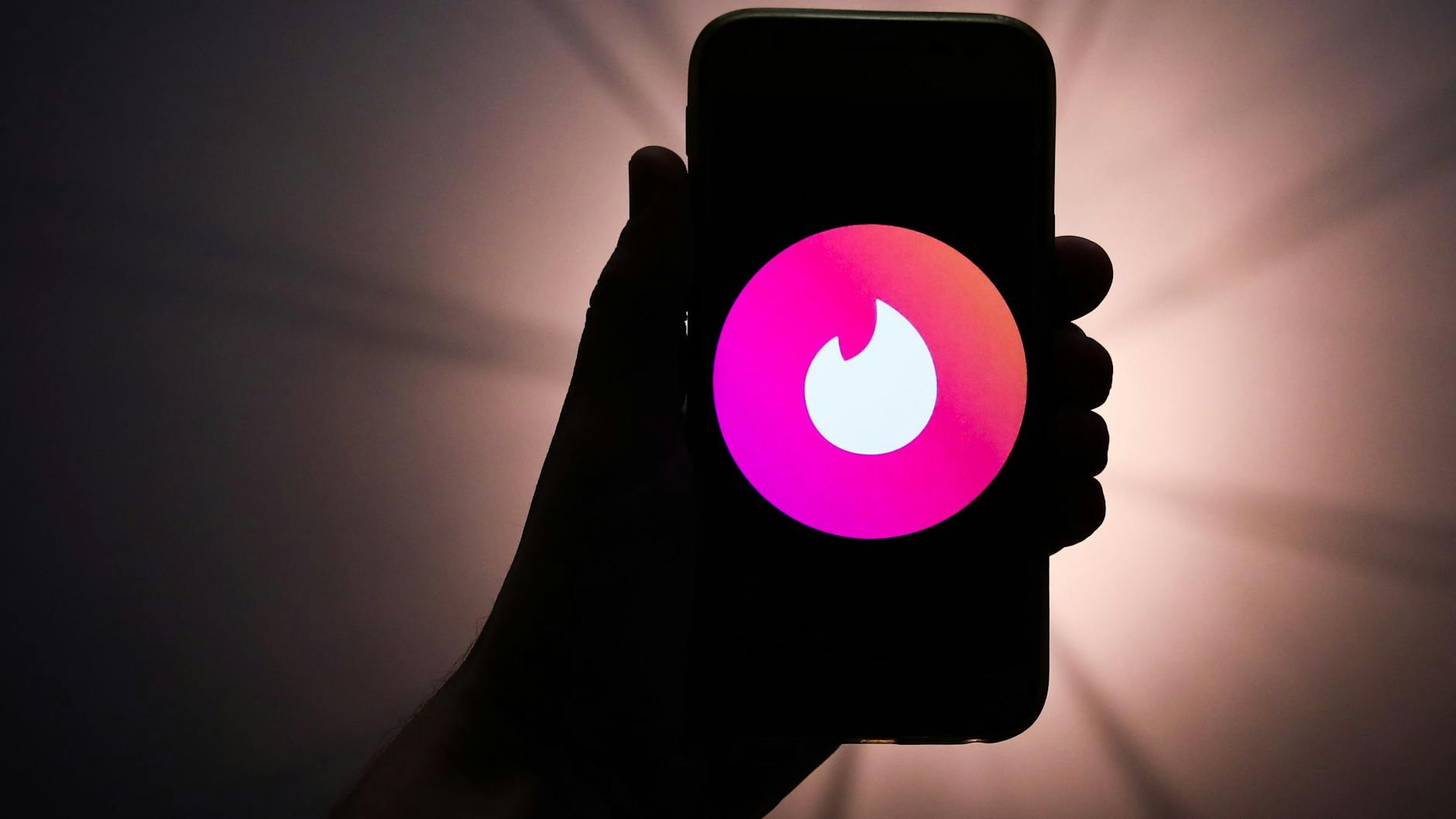 Tinder (Logo im Bild) und Bumble sind bekannte Dating-Apps.