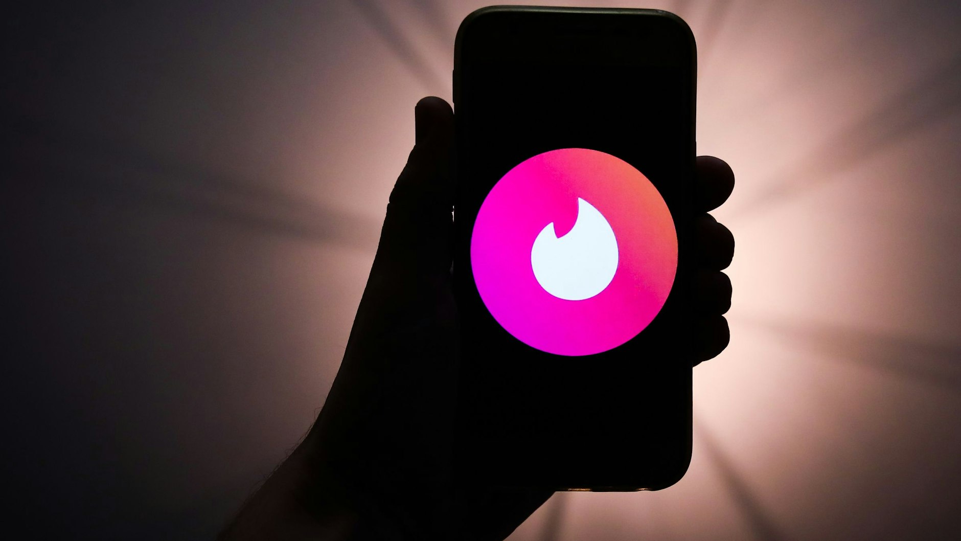 Tinder (Logo im Bild) und Bumble sind bekannte Dating-Apps.