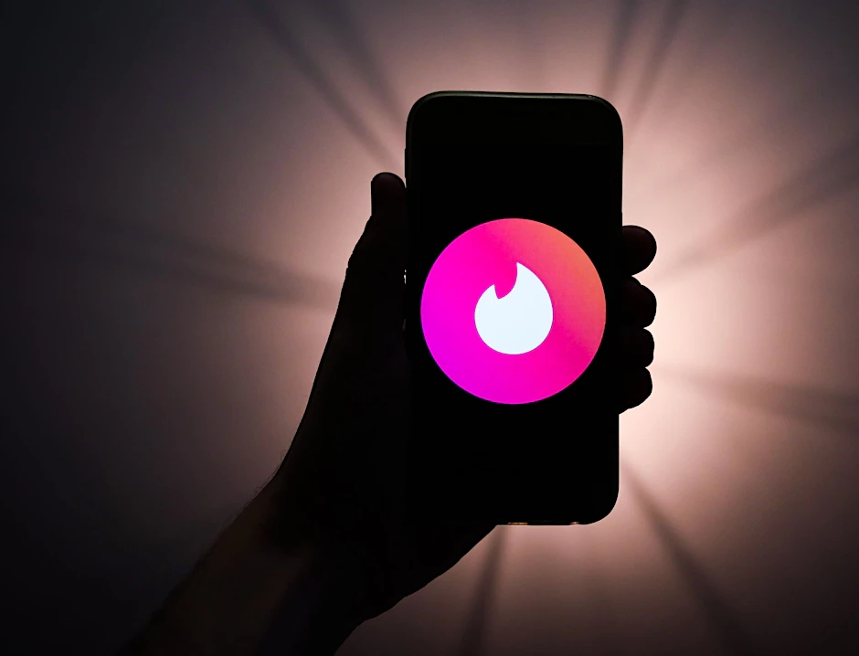 Tinder (Logo im Bild) und Bumble sind bekannte Dating-Apps.