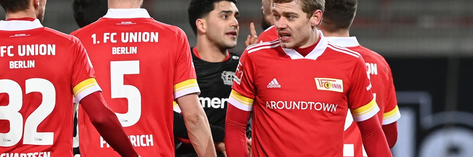 Florian Hübner - hier verdeckt hinter Julian Ryerson (r.) - soll Leverkusens Nadiem Amiri beleidigt haben. Sorgte für Diskussionen nach dem Abpfiff. 