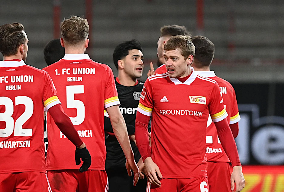 Florian Hübner - hier verdeckt hinter Julian Ryerson (r.) - soll Leverkusens Nadiem Amiri beleidigt haben. Sorgte für Diskussionen nach dem Abpfiff.&nbsp;