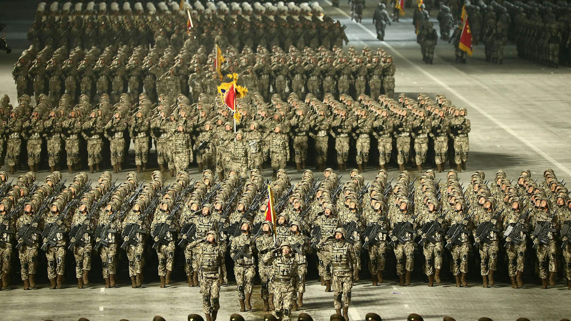 Hunderte Soldaten zogen bei der martialischen Schau an Diktator Kim vorbei.
