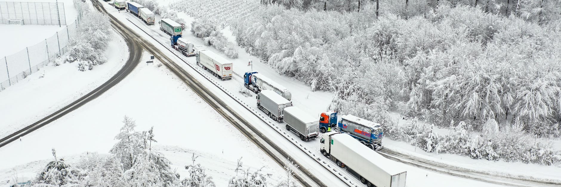 Lastwagen stehen auf der Bundesstraße 31 bei Eriskirch zwischen Lindau und Friedrichshafen. Mehrere Fahrer mussten die Nacht über in ihren Wagen verbringen. 