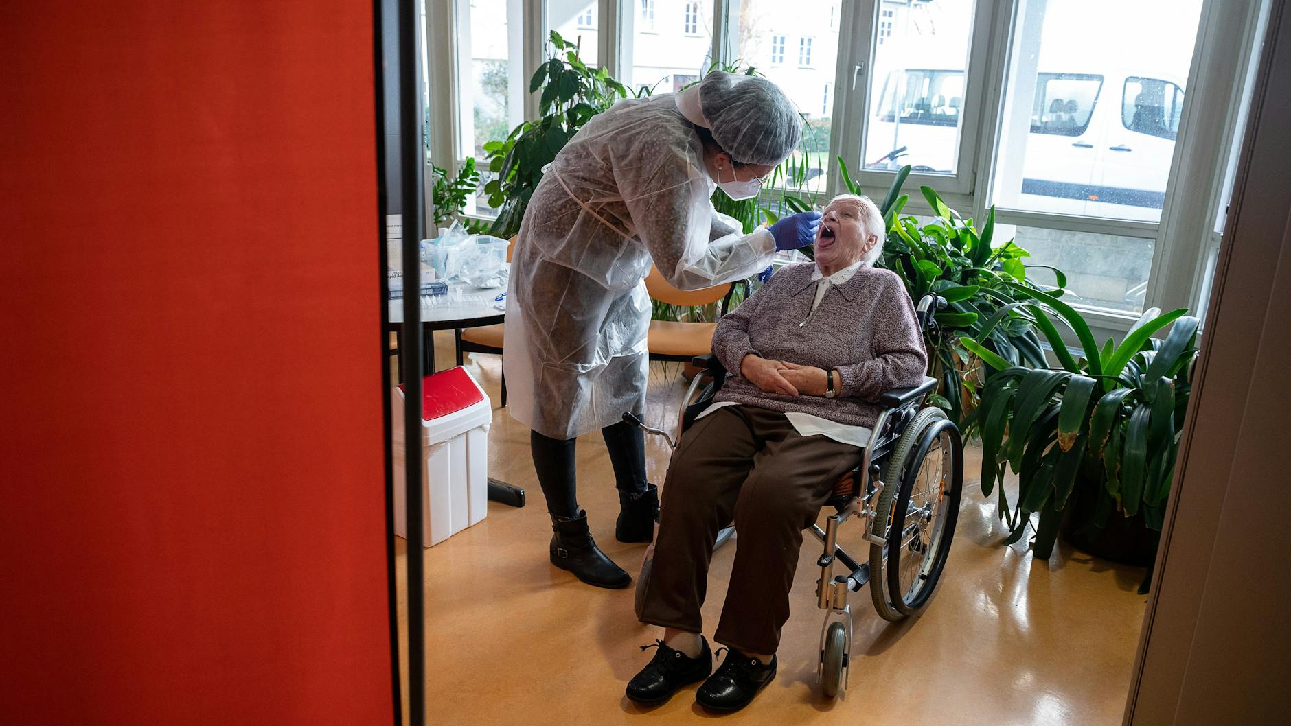 Corona-Schnelltest in einem Pflegeheim.