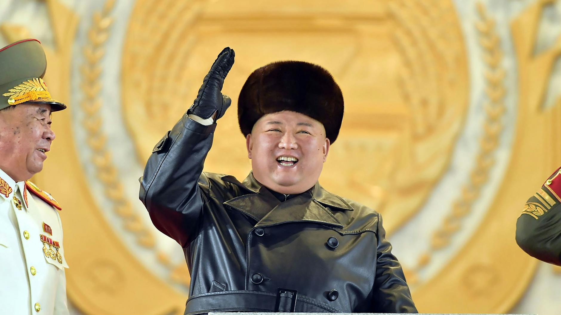 In schwarzem Ledermantel und mit Fellmütze verfolgte Machthaber Kim Jong Un die Parade.