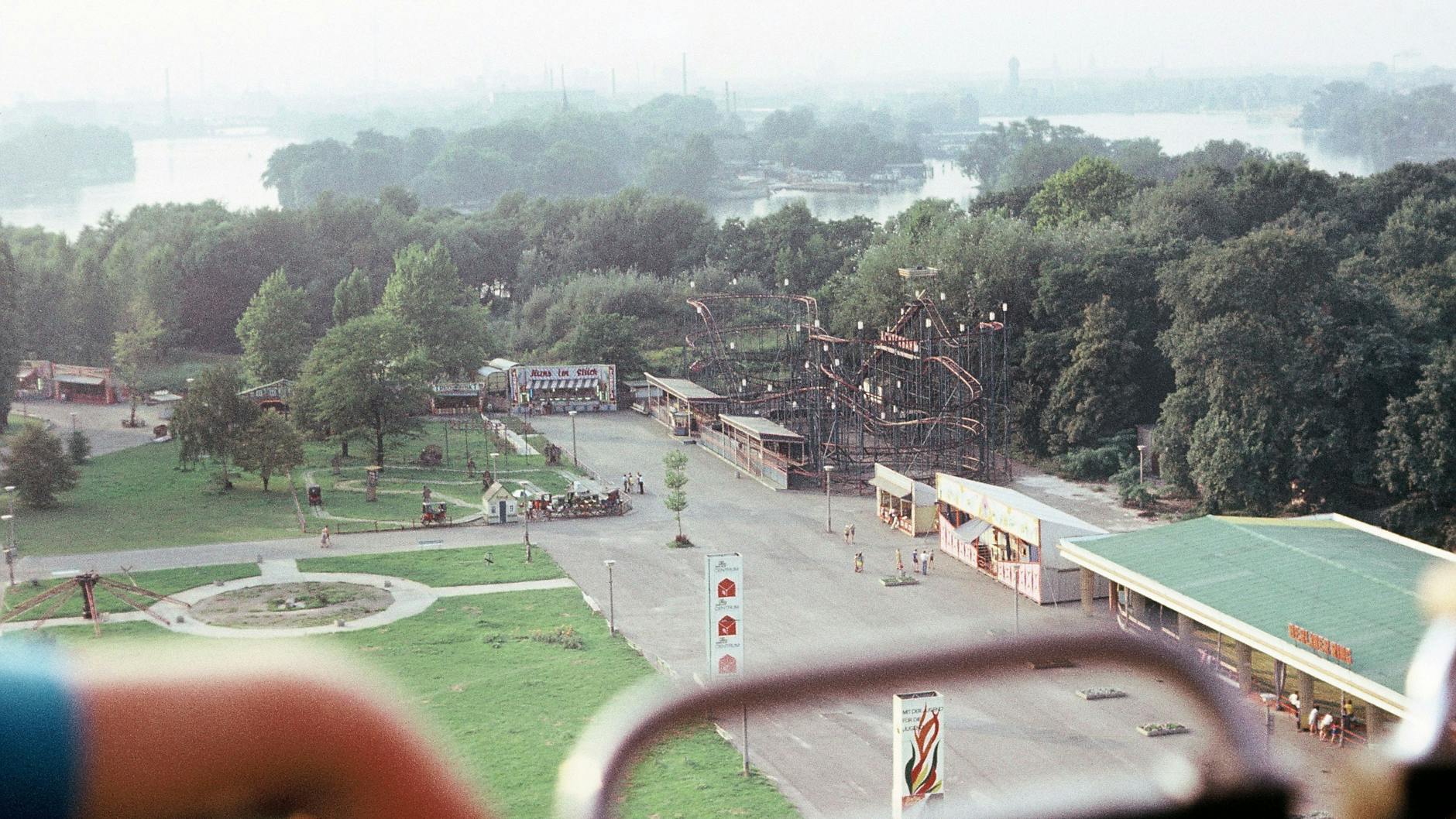 Blick aus einer der Gondeln des Riesenrads.