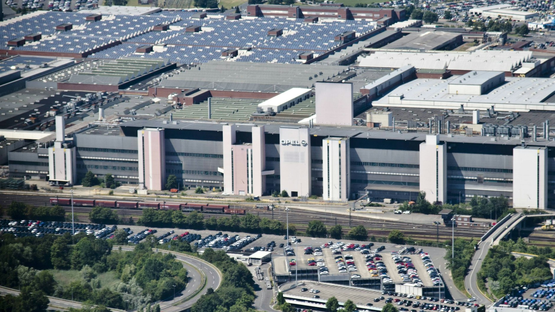 Das Opelwerk in Rüsselsheim – müssen die Mitarbeiter um ihre Jobs bangen?