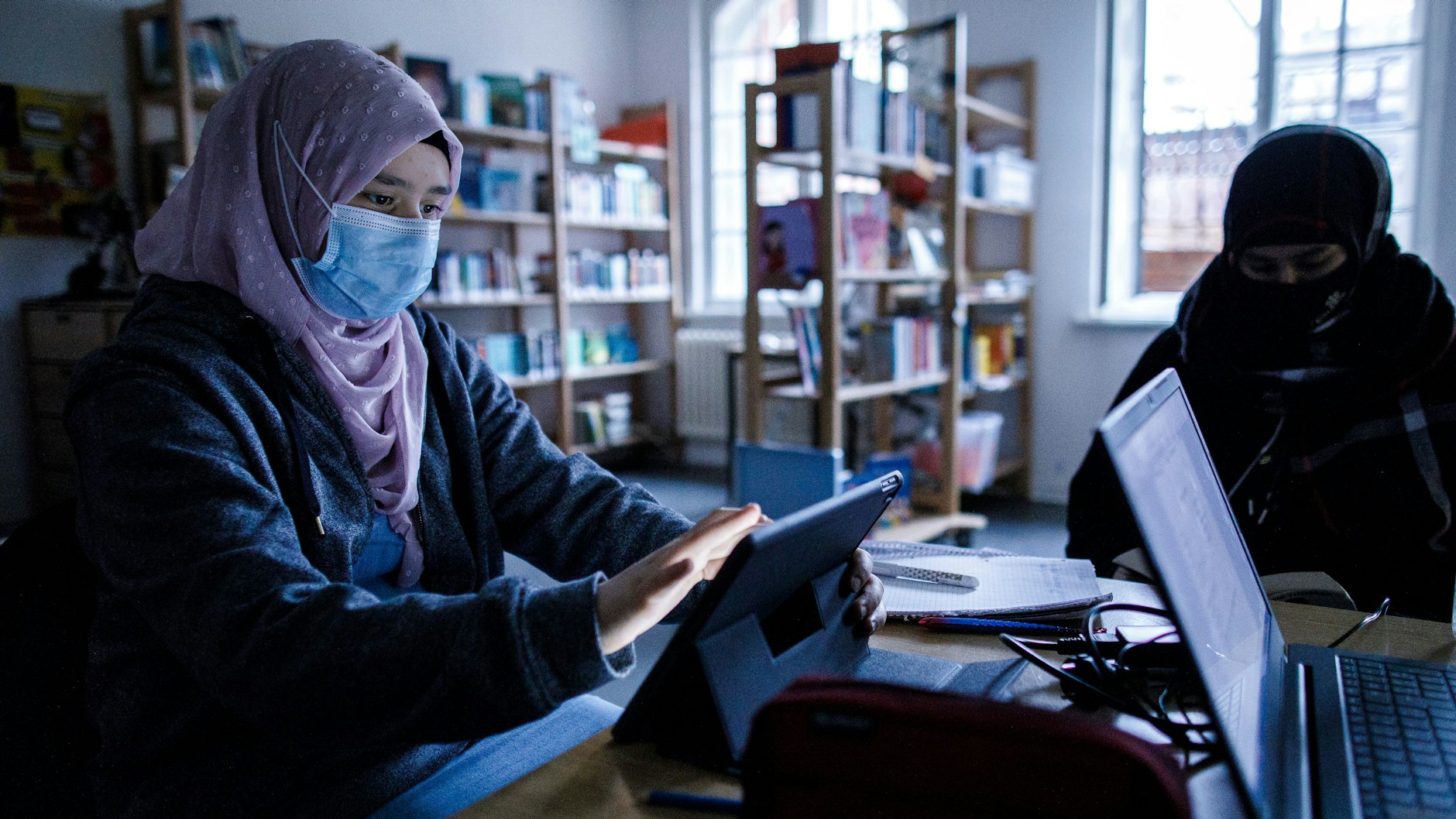Elza lernt in der „digitalen Notbetreuung“ des Ernst-Abbe-Gymnasiums in Neukölln, weil sie zu Hause nicht in Ruhe arbeiten kann.&nbsp;<br>