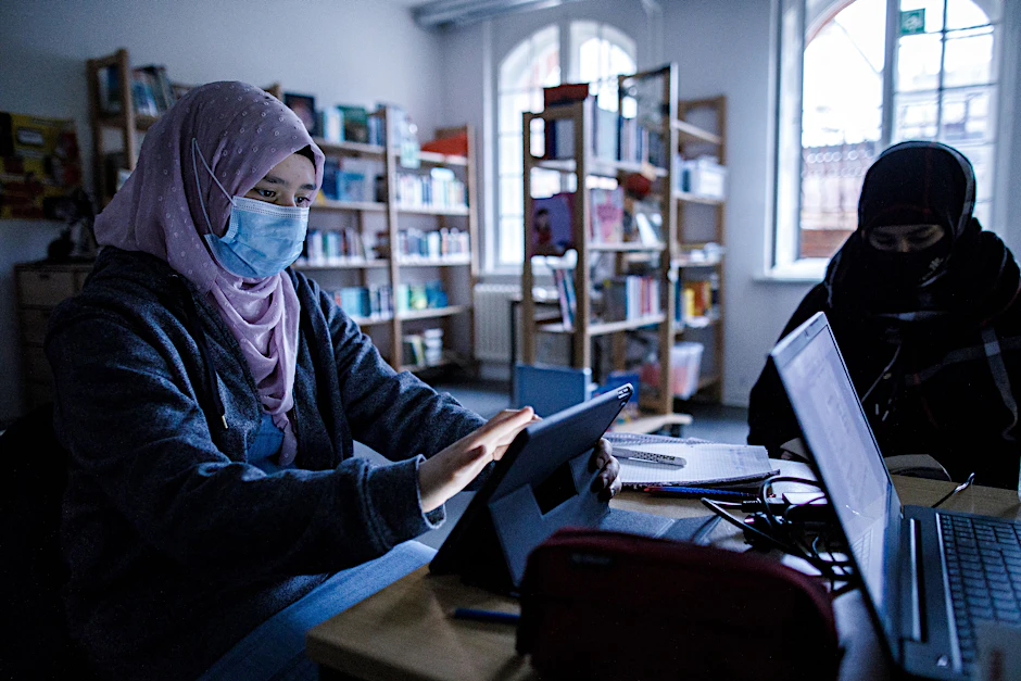 Elza lernt in der „digitalen Notbetreuung“ des Ernst-Abbe-Gymnasiums in Neukölln, weil sie zu Hause nicht in Ruhe arbeiten kann.&nbsp;<br>