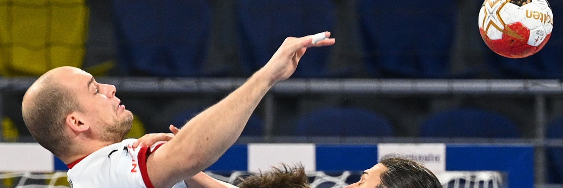 Fuchs Paul Drux (l.) muss gegen Uruguay auch einstecken.