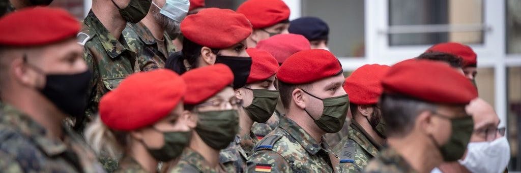 Bundeswehr-Soldaten tragen Corona-Masken (Archivbild).
